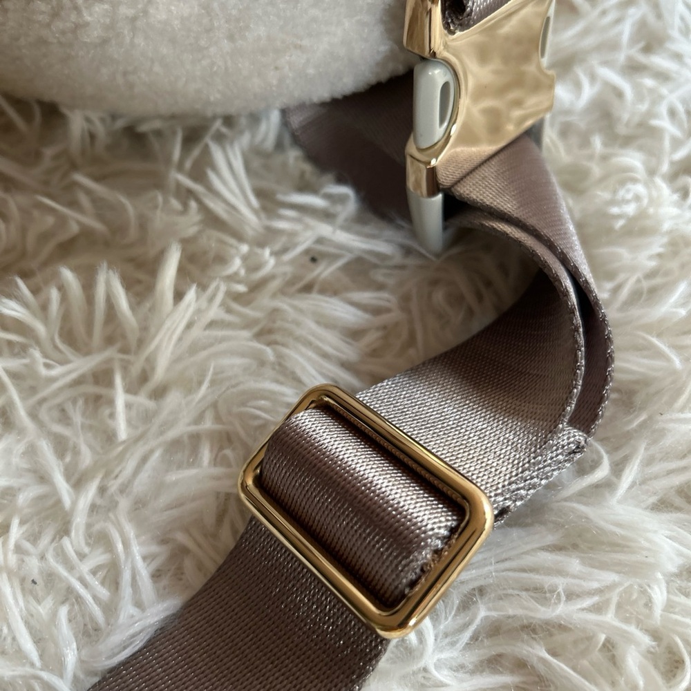 Lululemon Everywhere fleece Bag Belt Golden Ivory 8.5”x6” 2” Inches - Picture 4 of 9